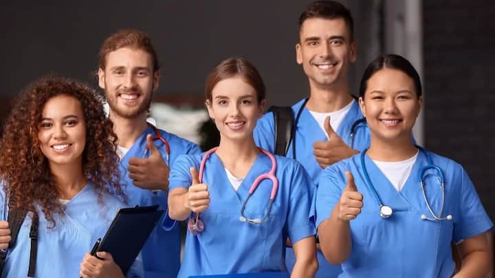 खबरों की मानें तो जैसे-जैसे नर्स का अनुभव बढ़ता है, उनकी सैलरी में भी इजाफा होता है. पांच से दस साल तक काम करने वाली नर्सों की कमाई लगभग 37,000 से 42,000 पाउंड सालाना तक हो जाती है.