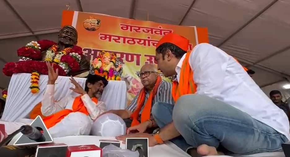 Manoj Jarange Patil Mumbai Morcha : मनोज जरांगे आझाद मैदानावर उपोषणाला बसताच दोन आमदार भेटीसाठी पोहोचले, तिघांमध्ये खलबतं, नेमकं काय घडलं?