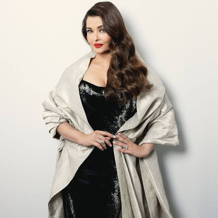 इस तस्वीर में ऐश्वर्या ब्लैक और ग्रे कलर के आउटफिट में नजर आ रही हैं, बोल्ड लिप्स और कर्ली हेयर के साथ उनका ये लुक काफी एलिगेंट लग रहा है.