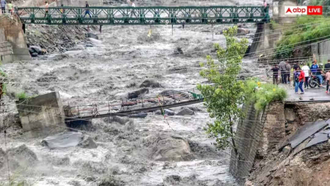 Himachal Pradesh Chamba heavy rain landslide Manimahesh Yatra deaths stranded pilgrims helpline ann हिमाचल में भारी बारिश का कहर, मणिमहेश यात्रा में हजारों फंसे, चंबा में 11 की मौत