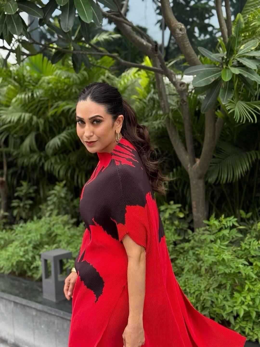 Karishma Kapoor, one of the most loved heroines of the Kapoor family and the most loved heroines of the 90s, entered the world of films at an early age. You will be surprised to know that Karishma's studies remained till 5th class. Actually, she was very serious about her career from the beginning and saw her future in acting. This was the reason that he left further studies and focused on films completely. As a result, Karishma made her place on the big screen very soon and joined the top actresses of the 90s. His hard work and talent proved that studies may have been incomplete, but success can be achieved by dedication.