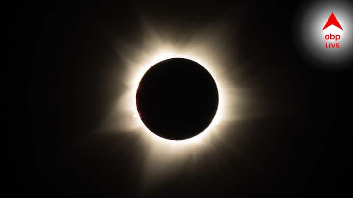 ভাদ্রপদ পূর্ণিমায় চন্দ্রগ্রহণ শনির রাশিচক্র কুম্ভে ঘটবে। ভারতীয় সময় অনুসারে, এটি রাত ৯:৫৮ মিনিটে শুরু হবে এবং ভোর ১:২৬ মিনিট পর্যন্ত স্থায়ী হবে।