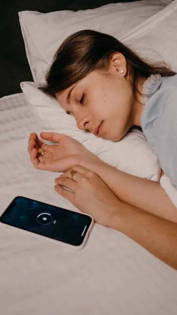 செல்போனை அருகில் வைத்துக்கொண்டு தூங்கினால் என்ன ஆகும்.? எச்சரிக்கை