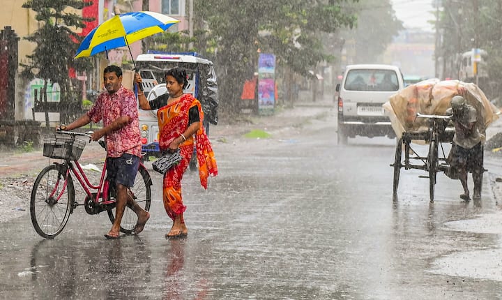 নিম্নচাপের জেরে দক্ষিণবঙ্গ-উত্তরবঙ্গ জেরবার। শেষ হচ্ছে না বর্ষা। তবে এখনই বৃষ্টি কমার কোনও লক্ষণই নেই। আলিপুর আবহাওয়া দফতর বলেছে, ওড়িশা উপকূল সংলগ্ন বঙ্গোপসাগরে তৈরি হওয়া সুস্পষ্ট নিম্নচাপটি শক্তি হারিয়ে এখন নিম্নচাপ অঞ্চলে পরিণত হয়েছে।