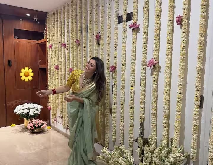 हंसिका मोटवानी ने 4 दिसंबर 2022 को जयपुर में सोहेल कथूरिया से शादी की। कुछ समय पहले, अभिनेत्री ने अपने सोशल मीडिया से शादी की सभी तस्वीरें हटा दीं। इसके बाद से, तलाक की खबरें चर्चा का विषय बन गई हैं।