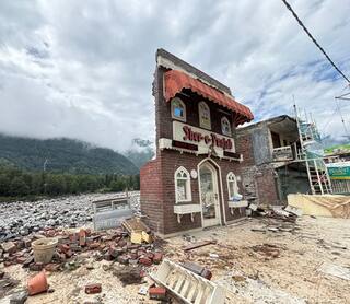 ਮਸ਼ਹੂਰ ਹੋਟਲ ਸ਼ੇਰ-ਏ-ਪੰਜਾਬ 'ਤੇ ਕਹਿਰ ਬਣਕੇ ਵਰ੍ਹੀ ਕੁਦਰਤ, ਮਿੰਟਾਂ ‘ਚ ਢਹਿ ਗਿਆ ਸ਼ਾਨਦਾਰ ਹੋਟਲ, ਸਿਰਫ਼ ਗੇਟ ਹੀ ਬਚਿਆ, ਹਲਾਤ ਦੇਖਕੇ ਕੰਬ ਜਾਵੇਗੀ ਰੂਹ