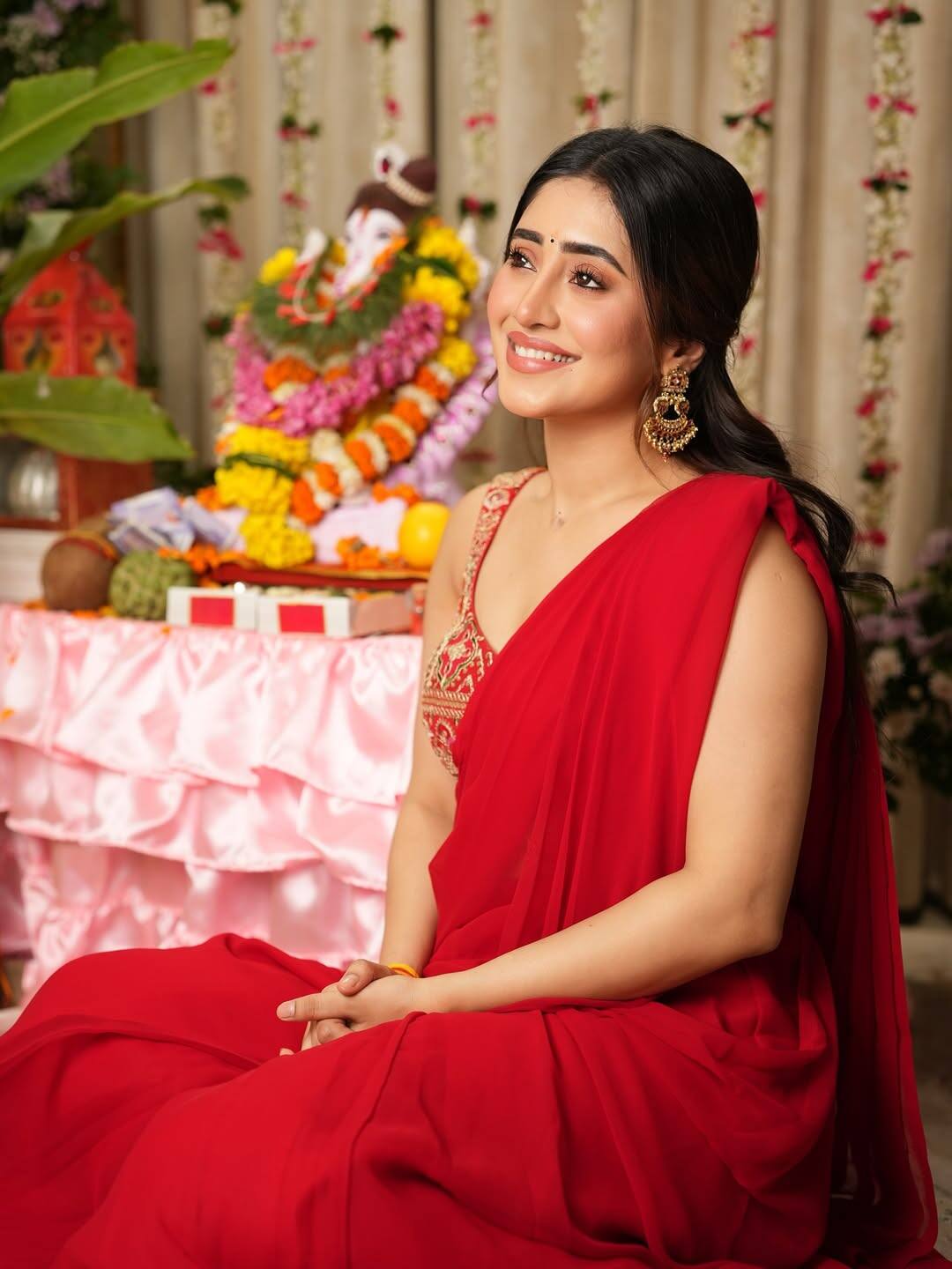 It looks very good that Bhagyashree alias Shivangi Joshi welcomed his home Bappa with a very fantastic catch. During this, the actress was seen immersed in devotion.