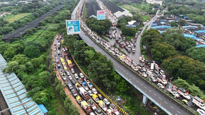 रे रोड, कॉटन ग्रीन परिसरातून मराठा आंदोलकांचा ताफा आझाद मैदानात पोहचला.