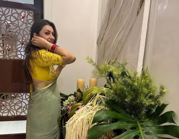 हंसिका मोटवानी और सोहेल कथूरिया की शादी को अभी सिर्फ़ 3 साल हुए हैं। रिपोर्ट के मुताबिक, शादी के बाद दोनों नए घर में शिफ्ट हो गए हैं। लेकिन दोनों के बीच कम्पैटिबिलिटी को लेकर कुछ दिक्कतें हैं। हालाँकि, तलाक की खबरों पर न तो हंसिका और न ही सोहेल ने कोई प्रतिक्रिया दी है। लेकिन एक रिपोर्ट के मुताबिक, दोनों शादी के दो साल से अलग रह रहे हैं।