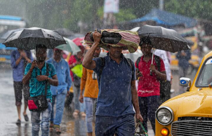 দক্ষিণবঙ্গে শুক্রবার সকাল থেকেই অস্বস্তি চরমে। কলকাতা সহ সব জেলাতেই বজ্রবিদ্যুৎ সহ বৃষ্টি চলবে, চলবেও। সঙ্গে ৩০ থেকে ৪০ কিলোমিটার গতিবেগে দমকা ঝোড়ো বাতাস বইবে।