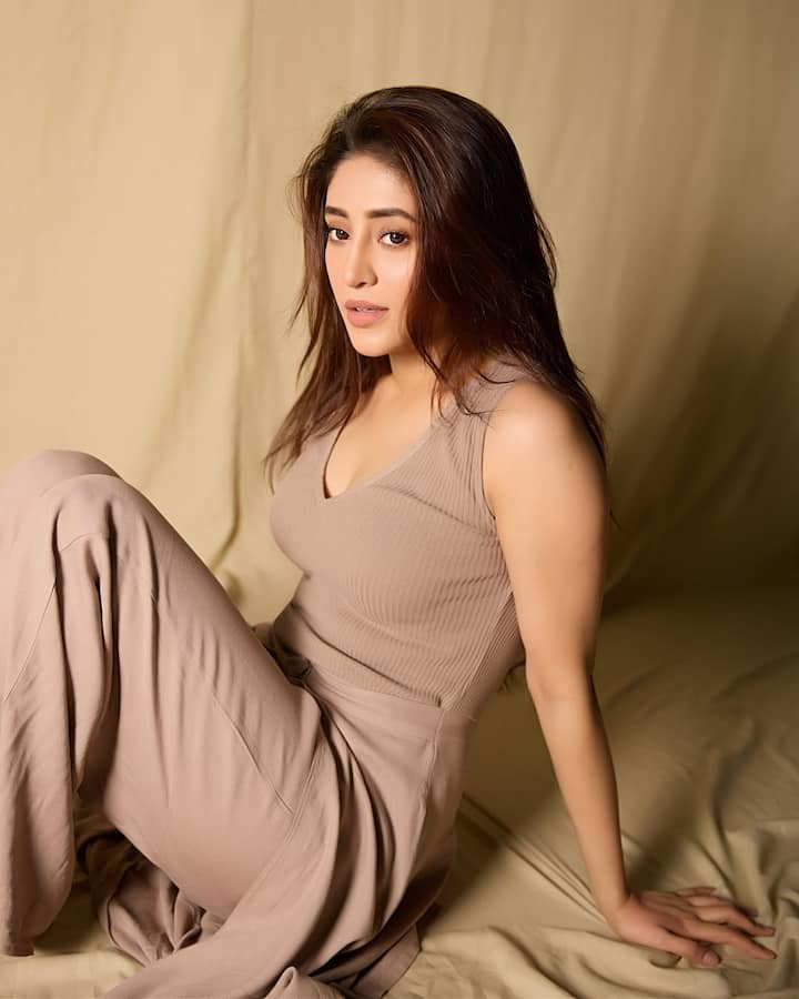 In this look, Shivangi has carried a western look. He is wearing a light beige -colored sleeveless top and the floi pants of the same matching. His makeup is soft and natural, which has nude lipstick and light eye makeup. Open and slightly scattered hair is making their look more stylish.