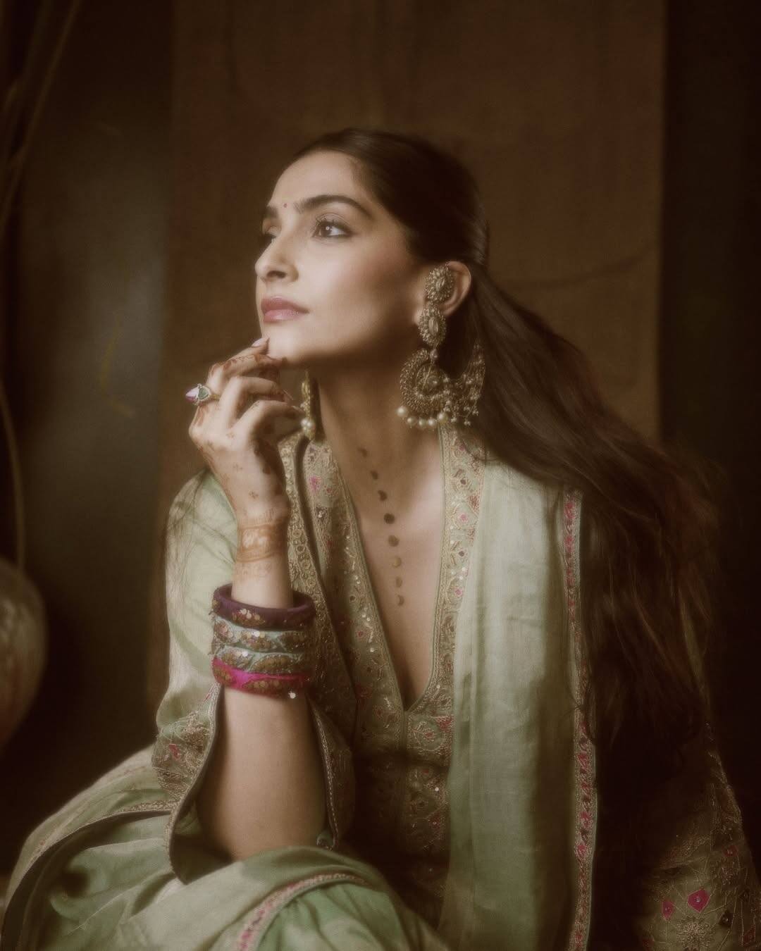 Anil Kapoor's daughter Sonam Kapoor also belongs to the film family. After completing his early studies, he studied up to 12th standard. After this, Sonam took admission in graduation, but she did not feel much in studies and left the course in between. However, despite being incomplete, he stepped into the world of films and made a special identity in the industry on the basis of his style, acting and fashion sense. Today Sonam is known as Bollywood's fashion icon.