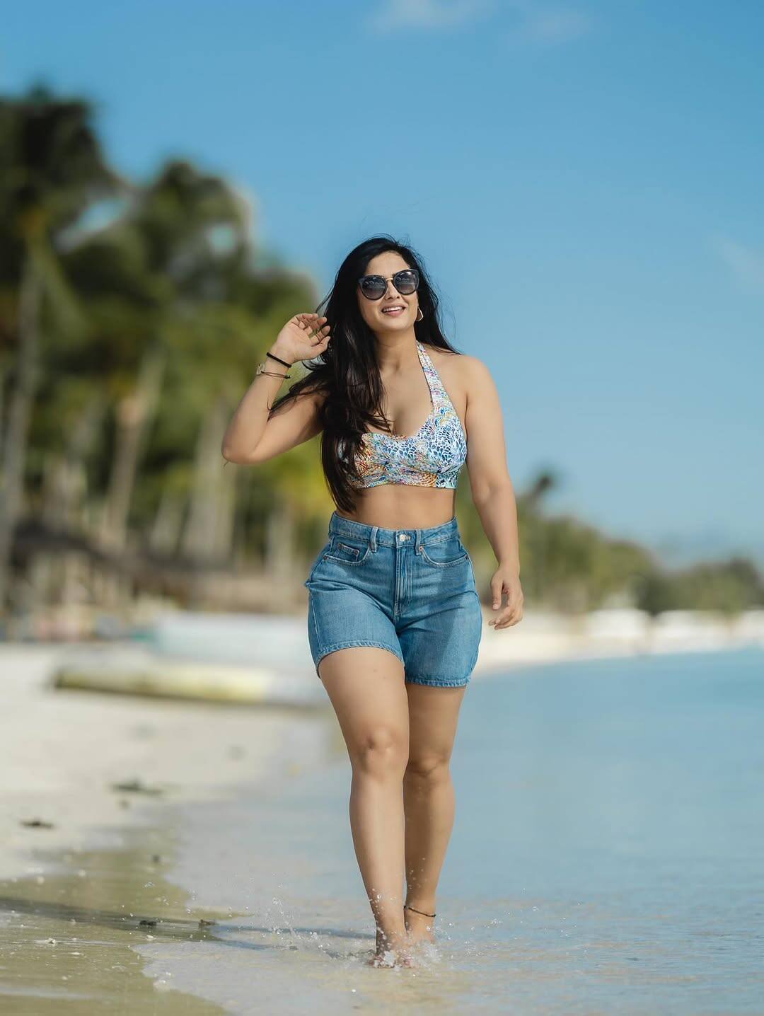In this picture, Shweta is seen in denim shorts and brlates. His look looks very elegant and trendy.