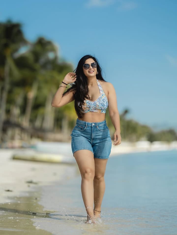 In this picture, Shweta is seen in denim shorts and brlates. His look looks very elegant and trendy.