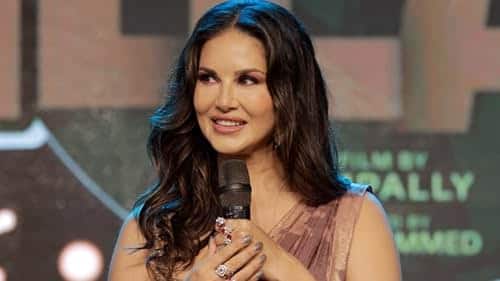 Sunny Leone- Karanjit Kaur Vohra, who came from Canada, who knows the world as Sunny Leone, was seen as a contestant in Bigg Boss 5. His entry in the show made a lot of headlines. Sunny won the hearts of the audience with her simplicity and calm nature. Meanwhile, filmmaker Mahesh Bhatt came on the show and offered Sunny to Sunny. This platform of Bigg Boss opened the path of his Bollywood career and after that he made his own identity in the industry by stepping into films.
