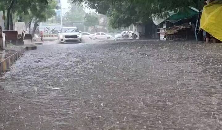 મુશળધાર વરસાદના કારણે આણંદ શહેરના નીચાણવાળા વિસ્તારોમાં પાણી ભરાયા હતા. આણંદ શહેરની સાથે-સાથે ગ્રામ્ય વિસ્તારોમાં પણ ધોધમાર વરસાદ વરસ્યો છે.