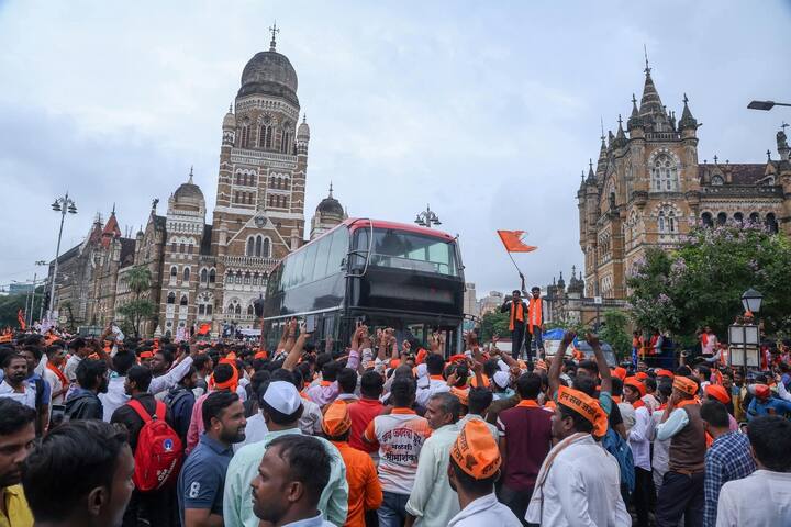 त्यामुळे गर्दीला नियंत्रित करण्यासाठी आता मुंबई पोलिसांना मोठी कसरत करावी लागणार आहे.