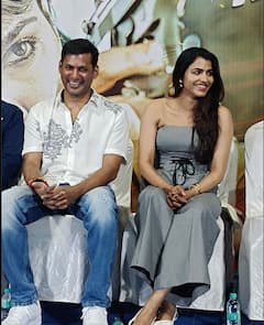 கும்மி அடி பெண்ணே கும்மி அடி...! விஷால் சாய் தன்ஷிகா நிச்சயதார்த்த புகைப்படங்கள்