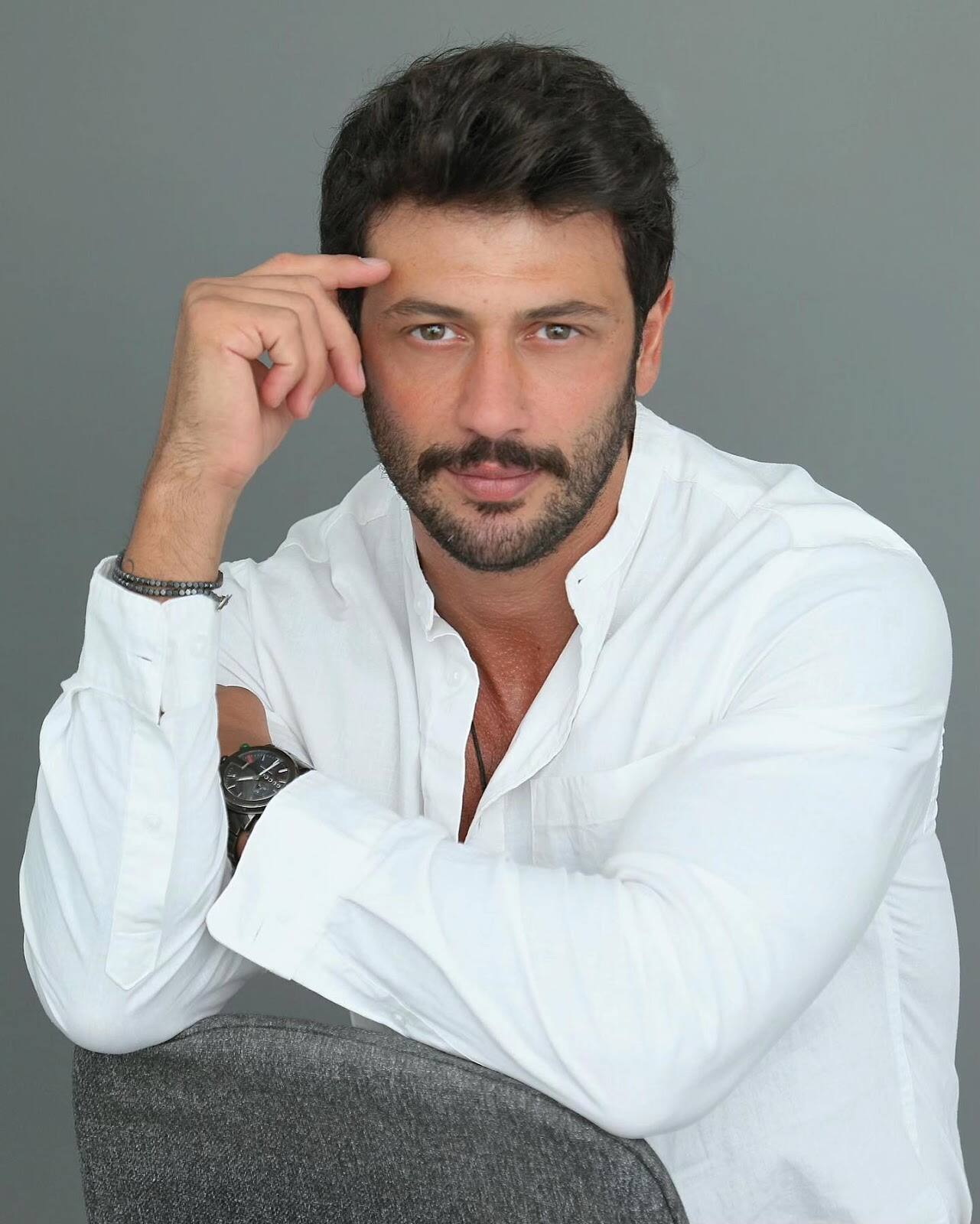 JD Hadid- Middle East's famous model and actor JD Hadid was seen in Bigg Boss OTT. He is considered one of the richest and highest paid models of Lebanon. His entry in the show made a lot of buzz because he is known for his style and impeccable personality. While living in Bigg Boss house, JD caught the attention of the audience with his luxury lifestyle, smart looks and bold behavior. In the show, he made a lot of headlines by kissing Akanksha Puri