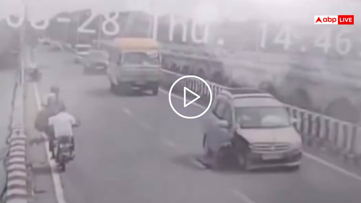 Video: कार की टक्कर से नदी में गिरा बाइकर, मौके पर मौत, सामने आया भयंकर एक्सीडेंट का वीडियो