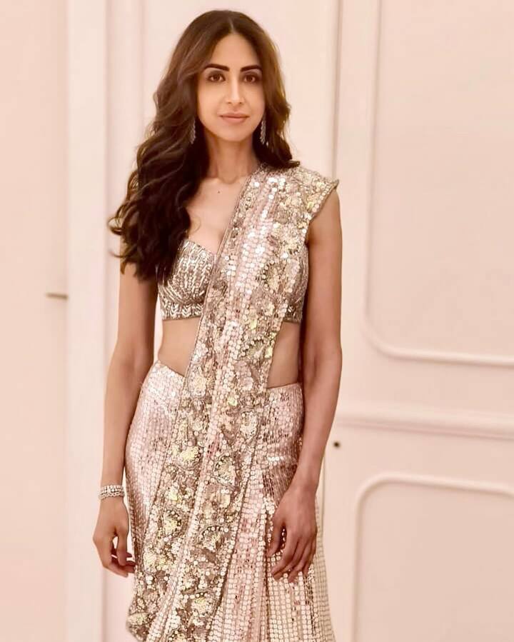 इस आउटफिट में प्रिया की ब्यूटी और भी निखर कर आ रही है, न्यूड मेकअप के साथ उनका ये लोग बेहद खूबसूरत दिख रहा है.