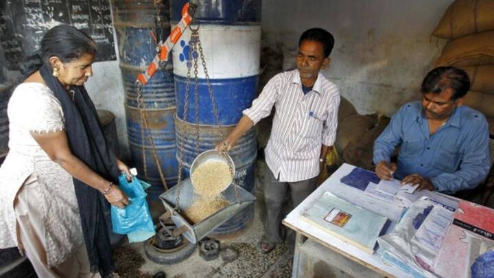 ই-কেওয়াইসি সম্পূর্ণ করতে প্রথমে নিজের রাজ্য সরকারের পিডিএস পোর্টালে যেতে হবে। সেখানে হোমপেজে রেশন কার্ড পরিষেবা, ই-পরিষেবা এবং অন্যান্য বিকল্পগুলি দেখা যাবে। আপনি ই-কেওয়াইসি-তে ক্লিক করে রেশন কার্ড নম্বর লিখুন এবং আধার দিয়ে যাচাই করতে হবে।