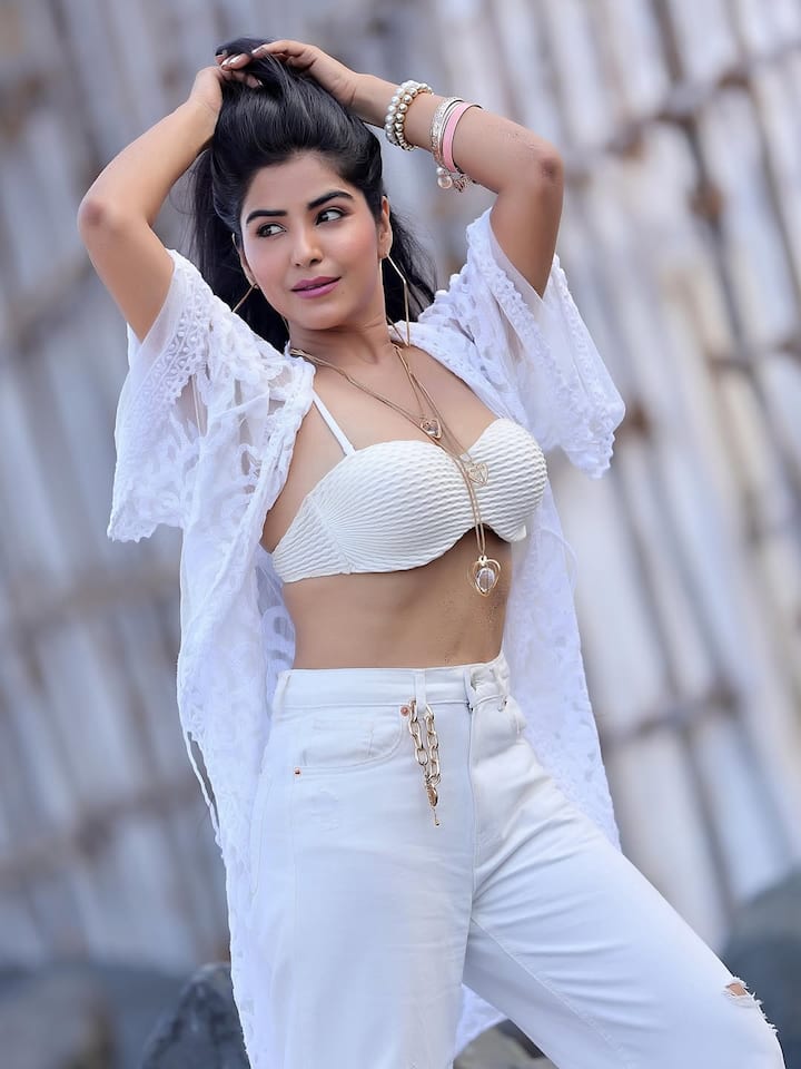 बिग बॉस 19 में जिस हसीना की वाइल्ड कार्ड के तौर पर एंट्री होने वाली है वो कोई और नहीं बल्कि एक्ट्रेस और कोविड वॉरियर के नाम से मशहूर शिखा मल्होत्रा हैं.