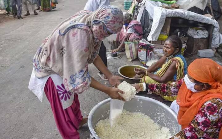 ਰਾਸ਼ਟਰੀ ਖੁਰਾਕ ਸੁਰੱਖਿਆ ਐਕਟ ਦੇ ਤਹਿਤ, ਗਰੀਬ ਲੋਕਾਂ ਨੂੰ ਮੁਫ਼ਤ ਰਾਸ਼ਨ ਦਿੱਤਾ ਜਾਂਦਾ ਹੈ। ਇਸ ਦੇ ਲਈ, ਰਾਸ਼ਨ ਕਾਰਡ ਵਿੱਚ ਸਾਰੀ ਜਾਣਕਾਰੀ ਸਹੀ ਅਤੇ ਅਪਡੇਟ ਹੋਣੀ ਚਾਹੀਦੀ ਹੈ। ਜੇਕਰ ਇਹ ਕੰਮ ਨਹੀਂ ਕੀਤਾ ਜਾਂਦਾ ਹੈ, ਤਾਂ ਸਰਕਾਰ ਨੇ ਸਪੱਸ਼ਟ ਕਰ ਦਿੱਤਾ ਹੈ ਕਿ ਰਾਸ਼ਨ ਬੰਦ ਕੀਤਾ ਜਾ ਸਕਦਾ ਹੈ।