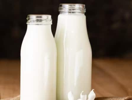 दूध का इस्तेमाल: दूध में मौजूद प्रोटीन और विटामिन्स बालों को पोषण देते हैं. कॉटन की मदद से दूध को आइब्रो पर लगाएं और 20 मिनट बाद धो लें. यह नेचुरली आइब्रो को घना बनाने में मदद करता है.