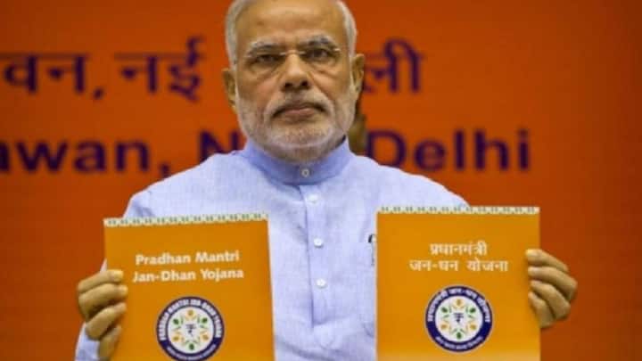 प्रधानमंत्री जनधन योजना से ग्रामीण इलाकों तक लोगों की पहुंच बैंकिंग सिस्टम से हो गई. जनधन खातों का फायदा गरीब और मध्यमवर्गीय परिवारों को सबसे ज्यादा मिला. इन खातों में जीरो बैलेंस की सुविधा दी गई. तो साथ ही कई योजनाओं की रकम सीधे खातों में भेजी जाने लगी.