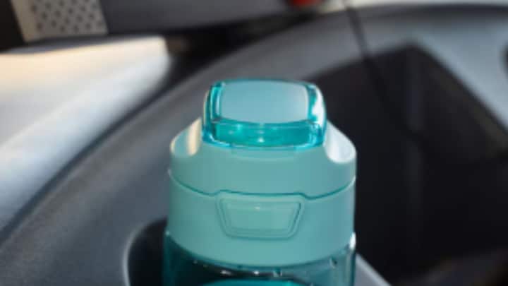 গবেষকরা জানাচ্ছেন, বাজারে প্লাস্টিকের বোতলবন্দি যে জল কিনতে পাওয়া যায়, তার ৮০ শতাংশেই মাইক্রোপ্লাস্টিক থাকে। এমন আরও কিছু ক্ষতিকর উপাদান থাকে, যাতে ক্যান্সার থেকে বন্ধ্য়াত্বের সমস্যাও দেখা দেয়। শিশুদের বৃদ্ধি ব্যহত হয়, ডায়বিটিসের মতো রোগ বাসা বাঁধে শরীরে।