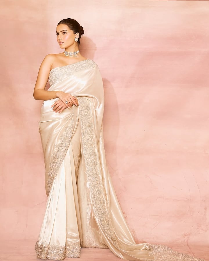 इस वायरल तस्वीर में एक्ट्रेस ने बहुत ही ग्रेसफुली साड़ी कैरी किया है. इस लुक में तारा सुतारिया बला की खूबसूरत लग रही हैं. पर्ल चोकर और लाइट ईयररिंग्स के साथ उन्होंने अपना लुक पूरा किया है. इस तस्वीर पर फैंस ने भरभर के लाइक्स और कॉमेंट्स किए हैं.