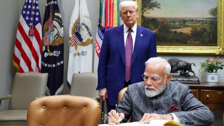 চলতি বছরের গোড়ার দিকে আমেরিকার প্রেসিডেন্ট ডোনাল্ড ট্রাম্প যখন চিনের সঙ্গে বাণিজ্য-যুদ্ধের তীব্রতা বাড়াচ্ছে, ঠিক সেই সময় ভারতের সঙ্গে যোগাযোগ করে চিন। চিনের প্রেসিডেন্ট শি জিনপিংয়ের কাছ থেকে একটি চিঠি পৌঁছায় ভারতের রাষ্ট্রপতি দ্রৌপদী মুর্মুর কাছে। এমনই দাবি করা হয়েছে ব্লুমবার্গের রিপোর্টে।