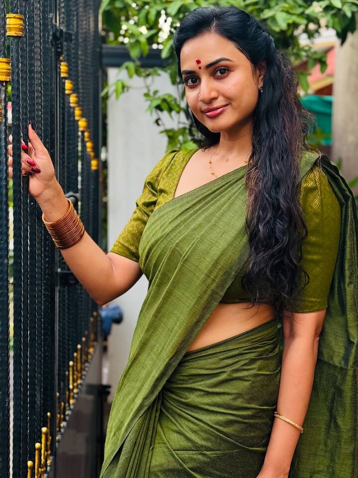 ஜனனி அசோக்குமார் இன்ஸ்டாவில் பகிர்ந்த புகைப்படம் சமூகவலைதளத்தில் வைரலாகி வருகிறது.