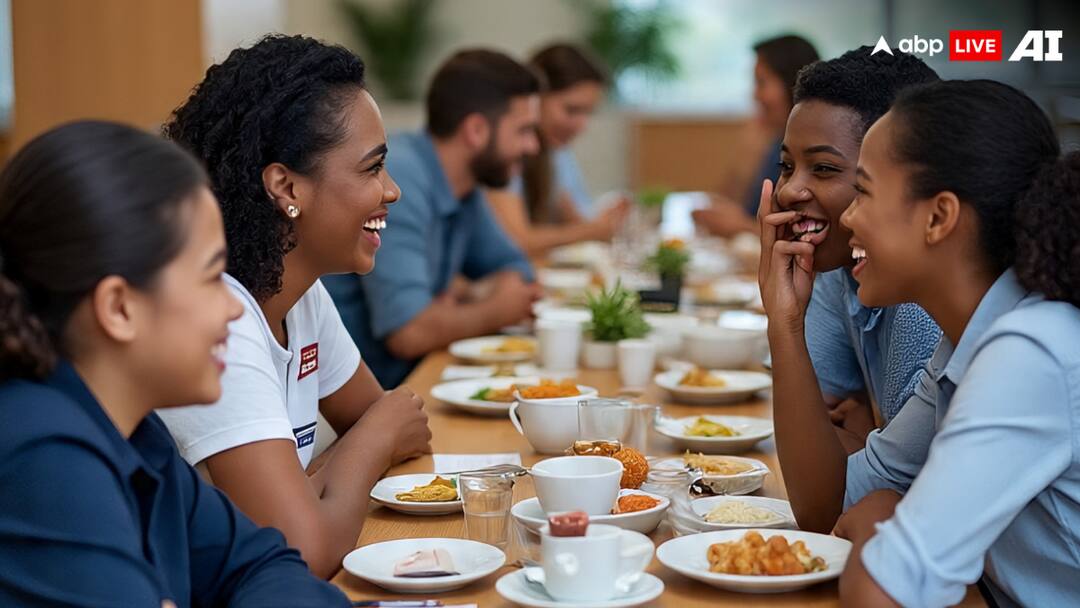 kerala canara bank manager ban beef in office canteen employees serve beef outside branch office in kochi as protest केरल में मैनेजर ने ऑफिस कैंटीन में बीफ किया बैन, भड़के बैंक कर्मचारियों ने बिल्डिंग के बाहर की बीफ पार्टी
