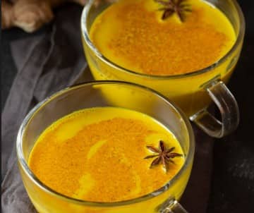 हल्दी वाला दूध: हल्दी में मौजूद करक्यूमिन बलगम को तोड़ने और इम्यूनिटी को मजबूत करने में मदद करता है. रात को सोने से पहले हल्दी वाला दूध पीना फायदेमंद रहता है.