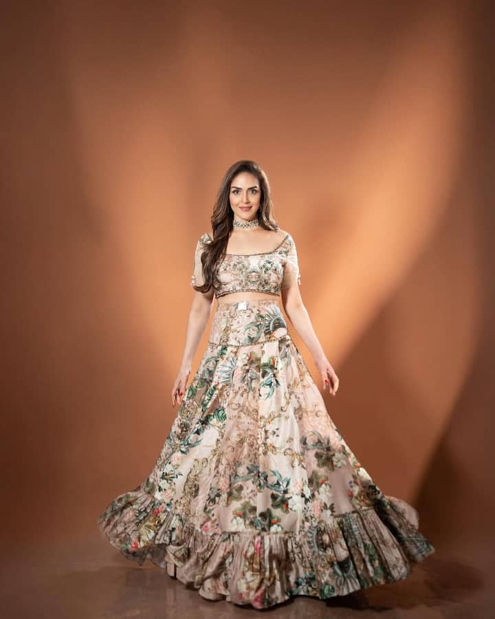 Isha is wearing light cream and floral print lehenga-choli in her look in her look, on which there are fine designs. It is a wide border and flare lehenga. Along with this, he is wearing matching bran necklace. Open hair and light makeup are further enhancing the beauty of his face.