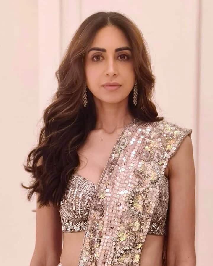 इस तस्वीर में प्रिया की सादगी साफ झलक रही है, उन्होंने इस लुक को न्यूड मेकअप और ओपन हेयर के साथ कंप्लीट किया.