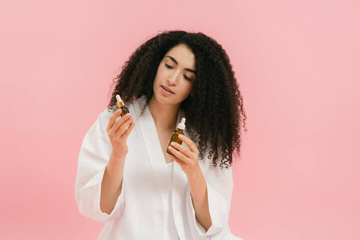 ছবি সূত্র- পিক্সেলস। হেয়ার সিরাম লাগানোর আগে হাল্কা করে চুলের জল মুছে নেওয়া জরুরি। চুলে বেশি জল থেকে গেলে চুল চিটচিটে হয়ে যেতে পারে।