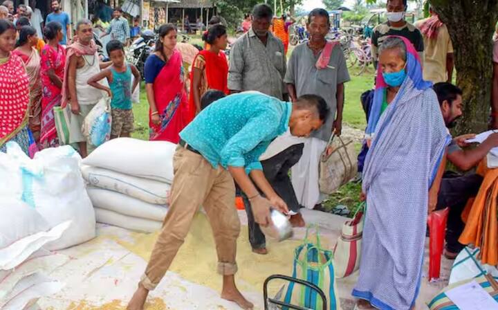 ਕੇਂਦਰ ਸਰਕਾਰ ਦੇਸ਼ ਦੇ ਲੋਕਾਂ ਲਈ ਬਹੁਤ ਸਾਰੀਆਂ ਯੋਜਨਾਵਾਂ ਚਲਾਉਂਦੀ ਹੈ। ਸਰਕਾਰ ਵੱਖ-ਵੱਖ ਵਰਗਾਂ ਦੇ ਲੋਕਾਂ ਦੀਆਂ ਜ਼ਰੂਰਤਾਂ ਨੂੰ ਧਿਆਨ ਵਿੱਚ ਰੱਖ ਕੇ ਯੋਜਨਾਵਾਂ ਲਿਆਉਂਦੀ ਹੈ। ਅੱਜ ਵੀ ਦੇਸ਼ ਦੇ ਬਹੁਤ ਸਾਰੇ ਲੋਕ ਦੋ ਸਮੇਂ ਦੀ ਰੋਟੀ ਦਾ ਪ੍ਰਬੰਧ ਨਹੀਂ ਕਰ ਪਾ ਰਹੇ ਹਨ। ਭਾਰਤ ਵਿੱਚ ਕਰੋੜਾਂ ਪਰਿਵਾਰ ਰਾਸ਼ਨ ਕਾਰਡ ਰਾਹੀਂ ਮੁਫ਼ਤ ਰਾਸ਼ਨ ਅਤੇ ਹੋਰ ਸਹੂਲਤਾਂ ਪ੍ਰਾਪਤ ਕਰਦੇ ਹਨ। ਸਰਕਾਰ ਵੱਲੋਂ ਰਾਸ਼ਨ ਕਾਰਡ 'ਤੇ ਹਰ ਮਹੀਨੇ ਮੁਫ਼ਤ ਰਾਸ਼ਨ ਦਿੱਤਾ ਜਾਂਦਾ ਹੈ। ਪਰ ਹੁਣ ਜੇਕਰ ਤੁਸੀਂ ਆਪਣੇ ਰਾਸ਼ਨ ਕਾਰਡ ਵਿੱਚ ਜ਼ਰੂਰੀ ਅੱਪਡੇਟ ਨਹੀਂ ਕਰਦੇ, ਤਾਂ ਤੁਹਾਨੂੰ ਲਾਭ ਮਿਲਣਾ ਬੰਦ ਹੋ ਸਕਦਾ ਹੈ।