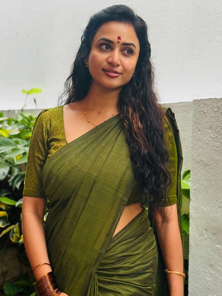 நாம் இருவர் நமக்கு இருவர், இதயம் சீரியல் மூலம் ரசிகர்களை கவர்ந்தவர் ஜனனி அசோக்குமார்.