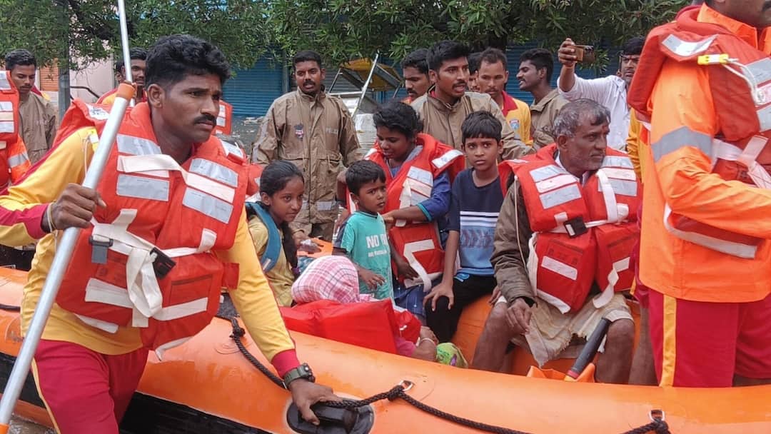 Nirmal Rains SDRF rescues 40 members who stuck in flood water in Basara Nirmal Rains Updates: నీట మునిగిన బాసర.. కలెక్టర్ ఆదేశాలతో 40 మందిని కాపాడిన SDRF టీమ్