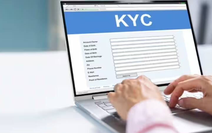 ਹੁਣ ਰਾਸ਼ਨ ਕਾਰਡ ਵਿੱਚ ਈ-ਕੇਵਾਈਸੀ ਕਰਨਾ ਲਾਜ਼ਮੀ ਹੋ ਗਿਆ ਹੈ। ਪੰਜ ਸਾਲ ਤੋਂ ਵੱਧ ਉਮਰ ਦੇ ਸਾਰੇ ਪਰਿਵਾਰਕ ਮੈਂਬਰਾਂ ਦਾ ਕੇਵਾਈਸੀ ਜ਼ਰੂਰੀ ਹੈ। ਜੇਕਰ ਇਹ ਪੂਰਾ ਨਹੀਂ ਹੁੰਦਾ, ਤਾਂ ਰਾਸ਼ਨ ਕਾਰਡ ਬੰਦ ਕਰ ਦਿੱਤਾ ਜਾਵੇਗਾ। ਪਹਿਲਾਂ ਇਹ ਸਮਾਂ ਸੀਮਾ 30 ਜੂਨ ਸੀ। ਬਾਅਦ ਵਿੱਚ ਇਸਨੂੰ ਵਧਾ ਕੇ 31 ਅਗਸਤ ਕਰ ਦਿੱਤਾ ਗਿਆ ਹੈ।