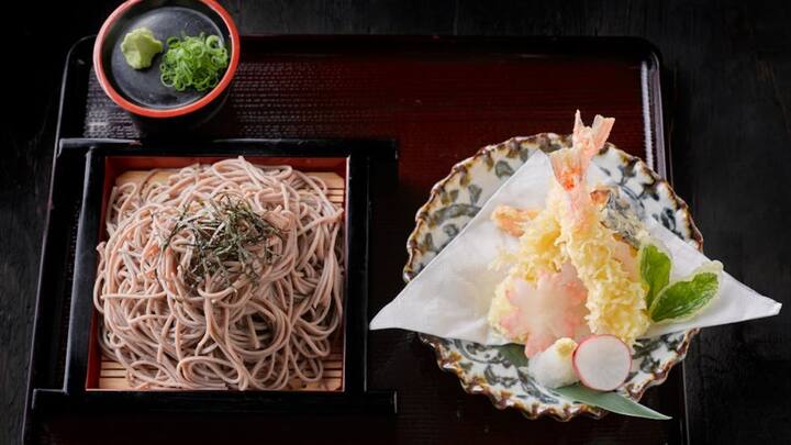 वहीं बहरीन में 500 ग्राम ब्रेड की कीमत 0.5 दीनार बताई जाती है, यानी आप करीब 8 ब्रेड लोफ अपने साथ ले जा सकते हैं. रिपोर्ट्स बताती हैं कि वहां चिकन फिलेट 1.8 से 2 दीनार प्रति किलो के बीच मिलता है.