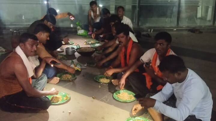 मराठा आंदोलक जेवण घेऊन आले आहेत, पण पिण्यासाठी व स्वच्छतेसाठी पाणी नाही.