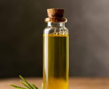 अरंडी का तेल: अरंडी का तेल आइब्रो की ग्रोथ के लिए सबसे असरदार उपाय माना जाता है. इसमें मौजूद राइसीनोलीक एसिड बालों को मजबूत और घना बनाने में मदद करता है. हर रात इसे लगाकर छोड़ दें और सुबह धो लें.