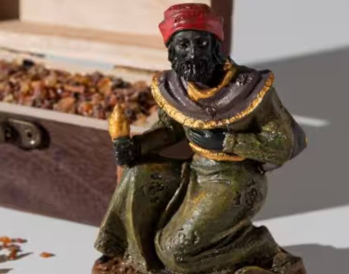 ਪੂਜਾ ਵਿੱਚ ਵਰਤੀਆਂ ਜਾਣ ਵਾਲੀਆਂ ਟੁੱਟੀਆਂ ਚੀਜ਼ਾਂ: ਤੁਲਸੀ ਦੇ ਕੋਲ ਟੁੱਟੀਆਂ ਮੂਰਤੀਆਂ, ਦੀਵੇ ਜਾਂ ਹੋਰ ਪੂਜਾ ਸਮੱਗਰੀ ਰੱਖਣਾ ਵੀ ਅਸ਼ੁੱਭ ਮੰਨਿਆ ਜਾਂਦਾ ਹੈ। ਇਸ ਨਾਲ ਘਰ ਵਿੱਚ ਖੁਸ਼ਹਾਲੀ ਘੱਟ ਜਾਂਦੀ ਹੈ।