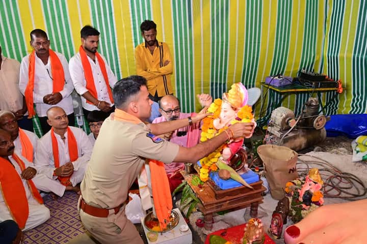 ఆదిలాబాద్ జిల్లా కేంద్రం నూతిమీద గణపతి, కుమార్ జనతా మండలి ఆధ్వర్యంలో ఏటా ప్రతిష్టిస్తారు.