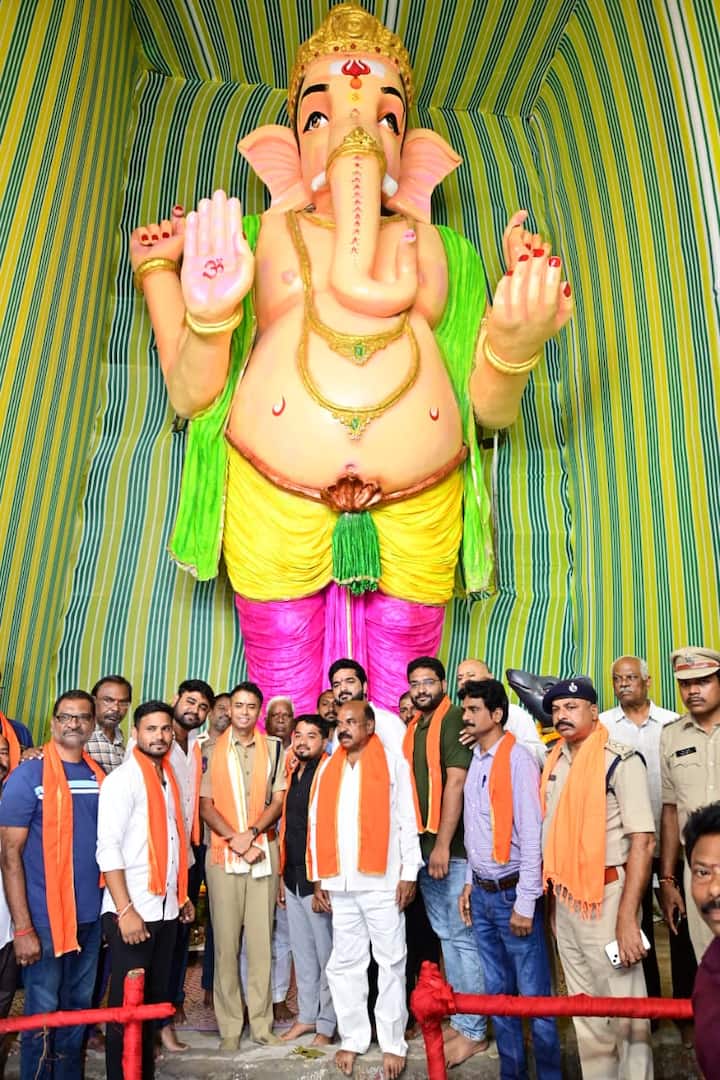 ప్రతిసంవత్సరం విగ్రహం ఎత్తు పెంచుతూ భారీ గణనాథుడిన కొలువుతీర్చుతున్నారు