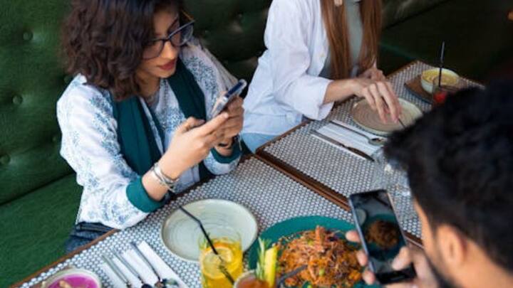 इस हिसाब से चार दीनार से दो किलो तक चिकन खरीदा जा सकता है. वहीं सब्जियों की बात करें तो खबरों के अनुसार 1 किलो टमाटर की कीमत करीब 1.6 दीनार है, जिसका मतलब है कि 1000 रुपये से लगभग 2 से 3 किलो टमाटर खरीदे जा सकते हैं.